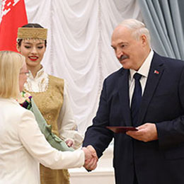 Президент Беларуси Александр Лукашенко 22 января вручил дипломы доктора наук и аттестаты профессора научным и научно-педагогическим работникам.